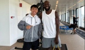 开云体育-玉昆球员徐宏杰晒与卢卡库共同康复照：积极康复，一步一步向前